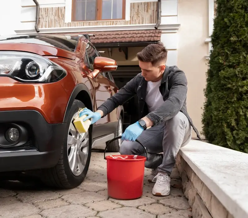 Lavage auto à domicile Rayol-Canadel-sur-Mer : professionnel intervenant sur un véhicule